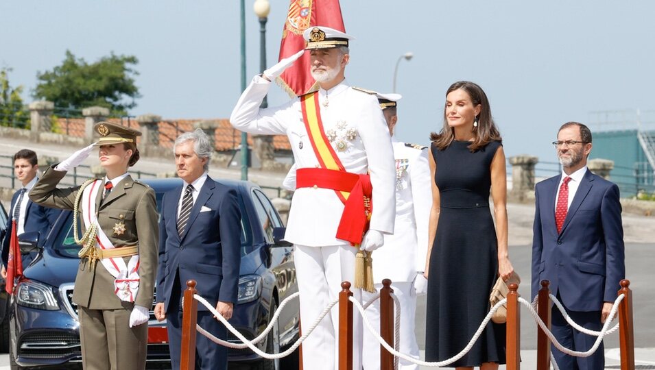 Los Reyes Felipe y Letizia y la Princesa Leonor con uniforme de gala del Ejército de Tierra en la entrega de Despachos en la Escuela Naval Militar de Marín