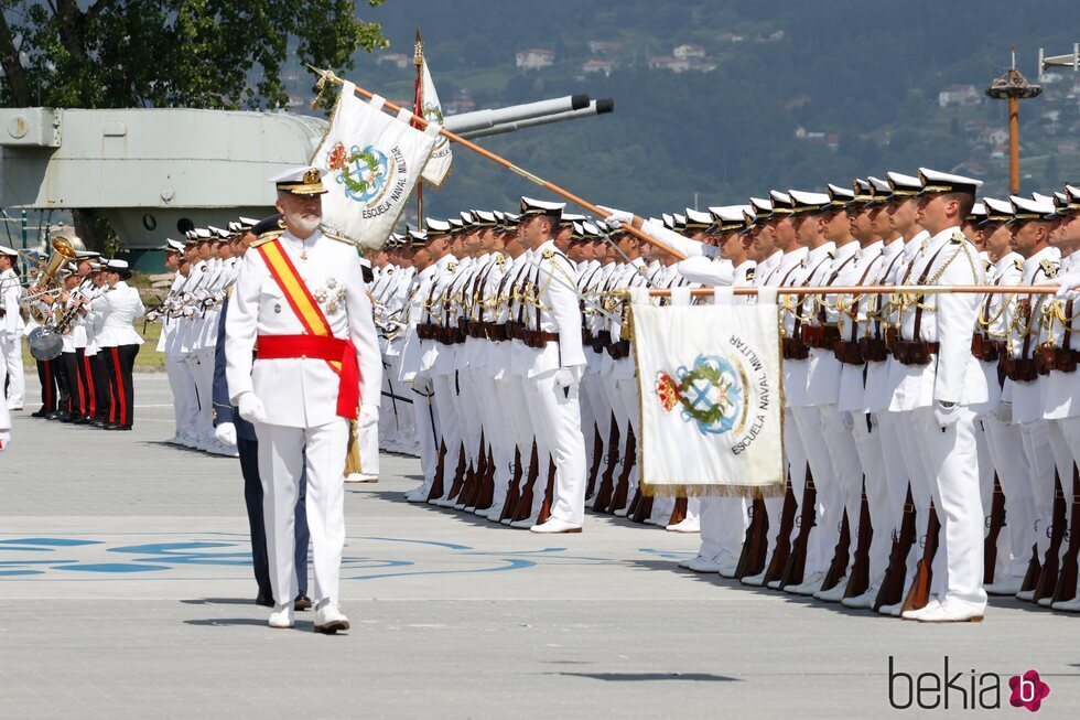 El Rey Felipe VI pasando revistas a las tropas en la entrega de Despachos en la Escuela Naval Militar de Marín