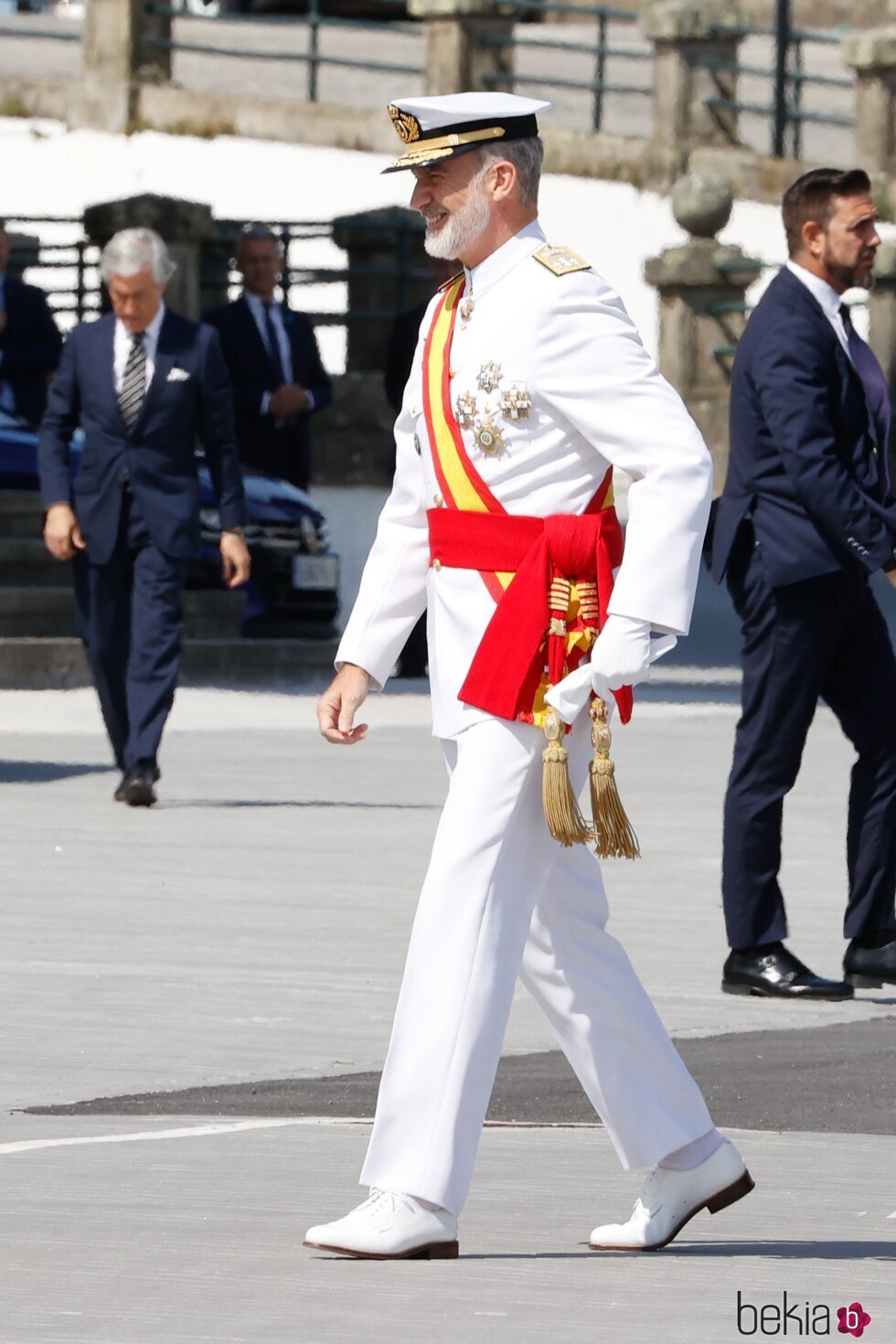 El Rey Felipe VI con uniforme blanco de gala de la Armada en la entrega de Despachos en la Escuela Naval Militar de Marín