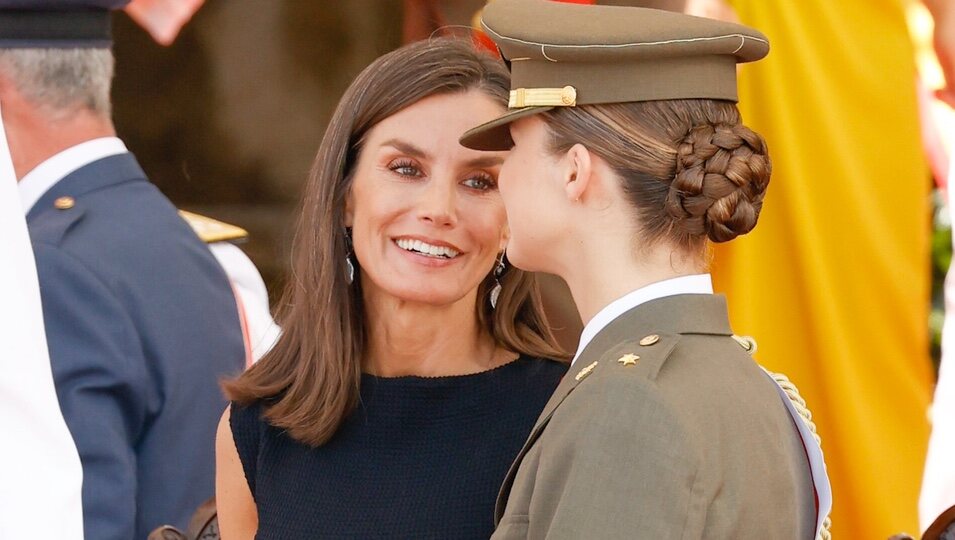 La Reina Letizia y la Princesa Leonor, muy cómplices en la entrega de Despachos en la Escuela Naval Militar de Marín