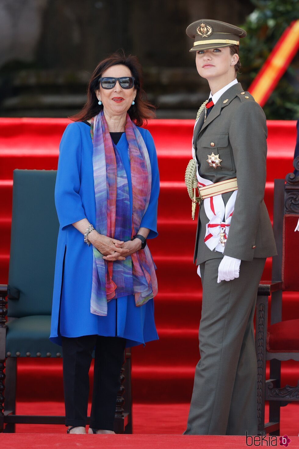 Margarita Robles y la Princesa Leonor con uniforme de gala del Ejército de Tierra en la entrega de Despachos en la Escuela Naval Militar de Marín