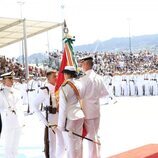 El Rey Felipe VI sonríe a la Reina Letizia en la entrega de Despachos en la Escuela Naval Militar de Marín