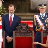 La Reina Letizia hace un gesto al Rey Felipe VI en la entrega de Despachos en la Escuela Naval Militar de Marín