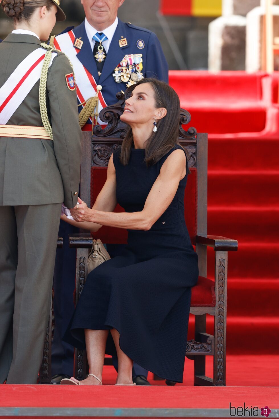 La Princesa Leonor  y la Reina Letiza sentada en la entrega de Despachos en la Escuela Naval Militar de Marín