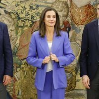 La Reina Letizia con zapatillas blancas en la audiencia a una representación de la Fundación Microfinanzas BBVA