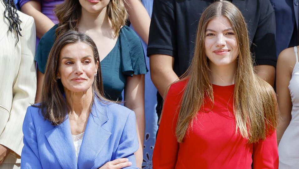 La Reina Letizia y la Infanta Sofía en la audiencia a una representación de la Fundación Microfinanzas BBVA