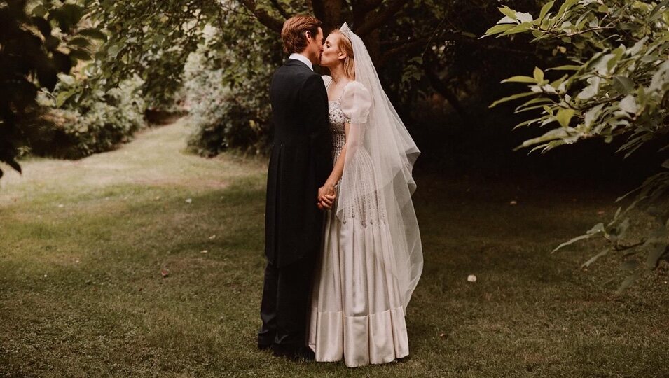 Beatriz de York y Edoardo Mapelli Mozzi besándose el día de su boda