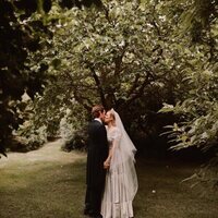 Beatriz de York y Edoardo Mapelli Mozzi besándose el día de su boda