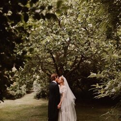 Beatriz de York y Edoardo Mapelli Mozzi besándose el día de su boda