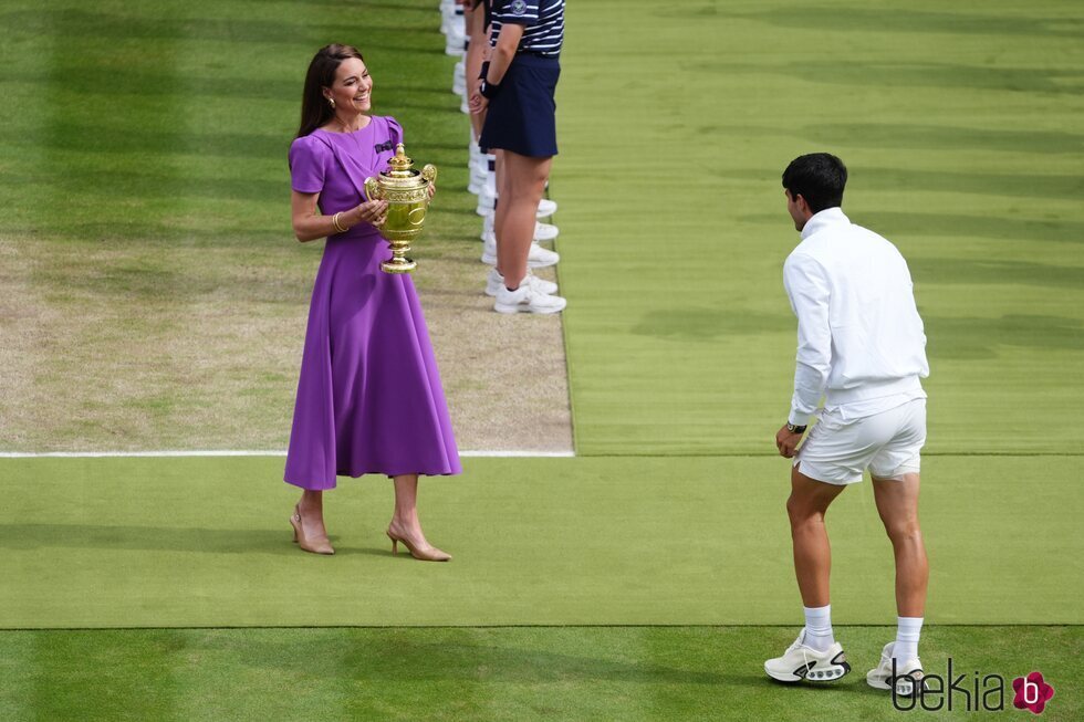 Kate Middleton entrega a Carlos Alcaraz el trofeo de Wimbledon 2024