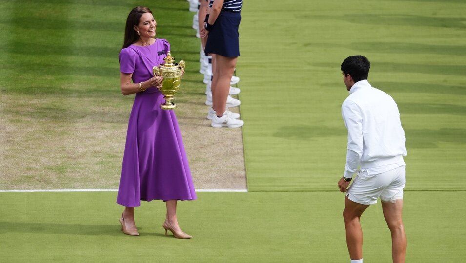 Kate Middleton entrega a Carlos Alcaraz el trofeo de Wimbledon 2024