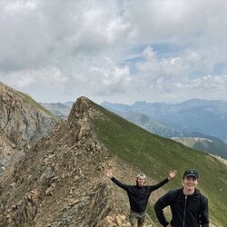 Nikolai y Felix de Dinamarca en una montaña en Andorra