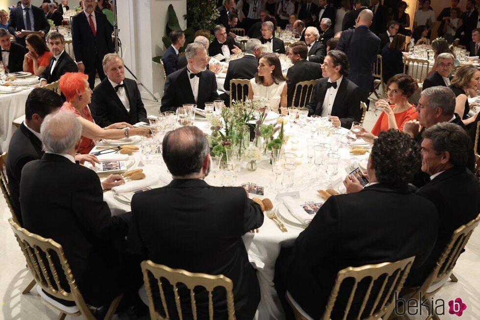 Los Reyes Felipe y Letizia cenando con los galardonados en los Premios Mariano de Cavia 2024