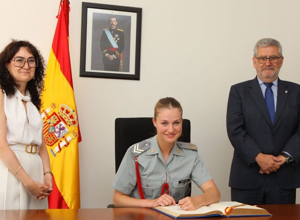 La Princesa Leonor firmando en el libro de honor de la Universidad de Zaragoza