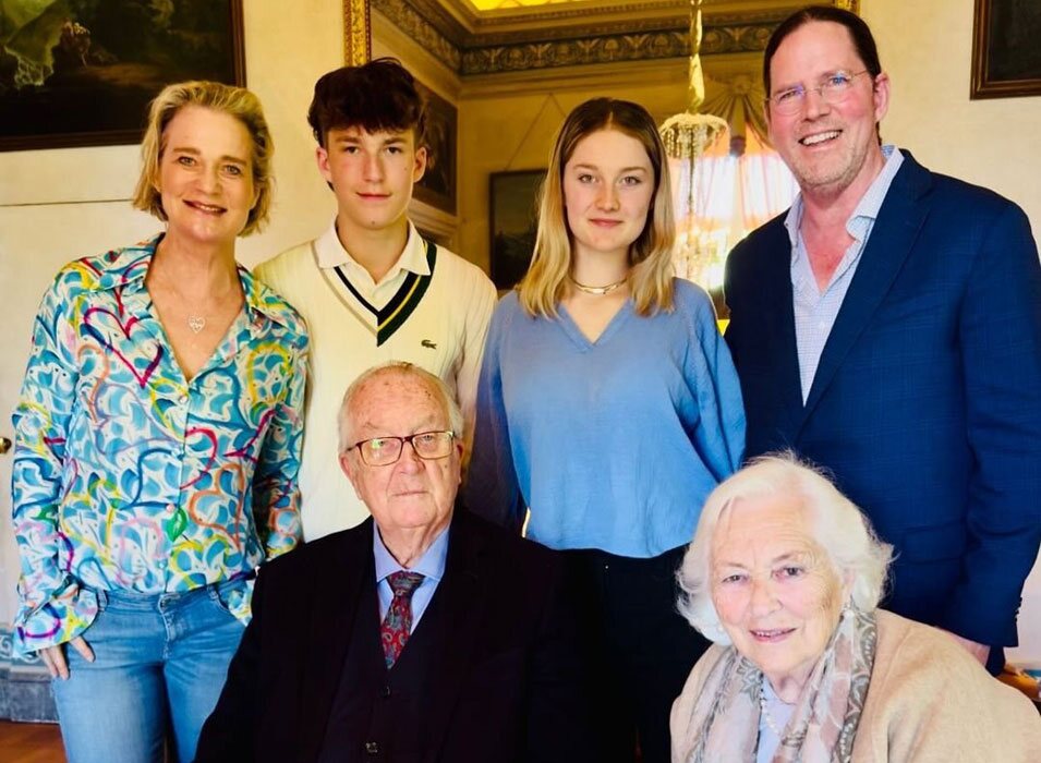 Alberto y Paola de Bélgica, Delphine de Bélgica y James O'Hare y sus hijos Josephine y Oscar