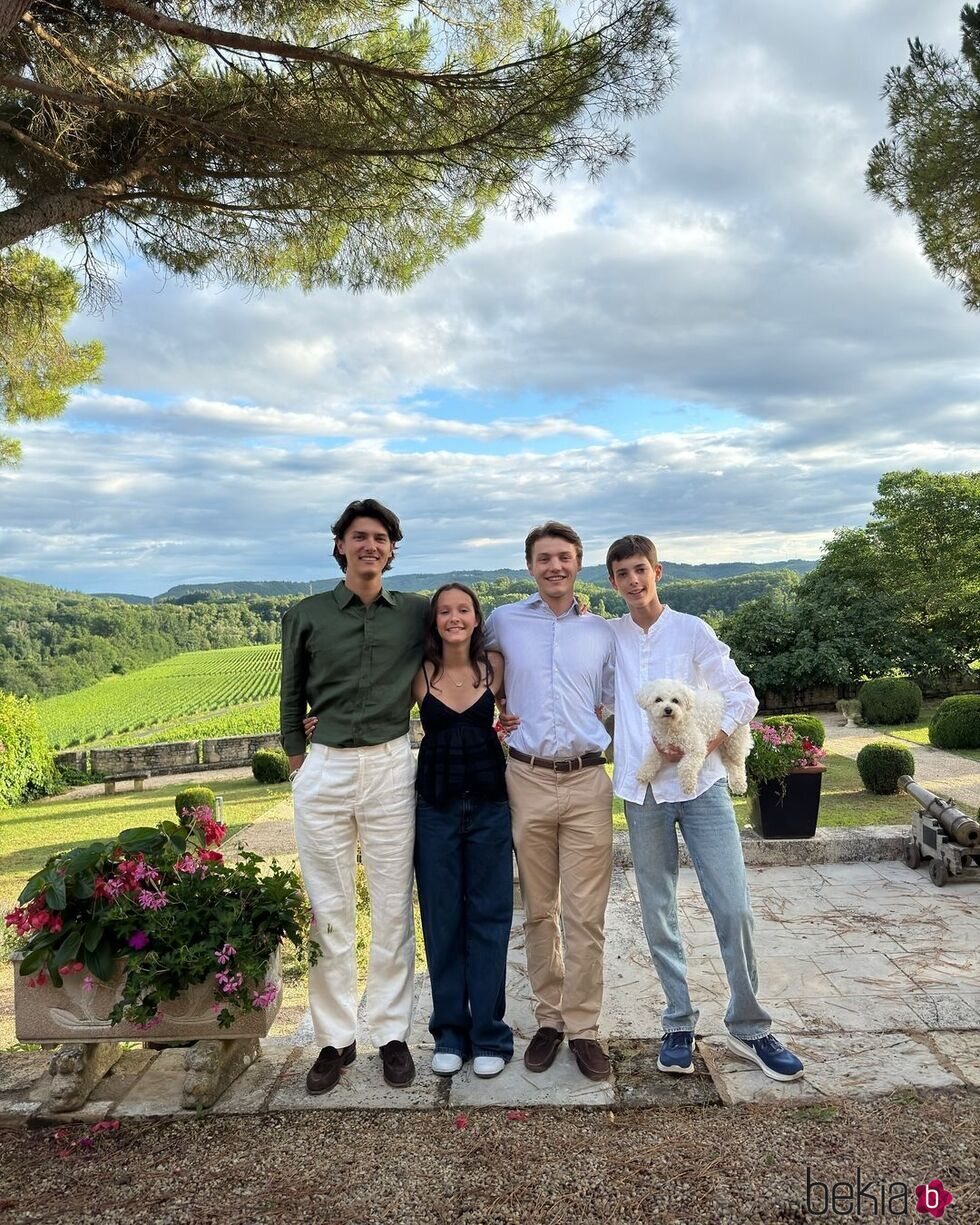 Nikolai, Athena, Felix y Henrik de Dinamarca en el Château de Cayx en el 22 cumpleaños de Felix de Dinamarca