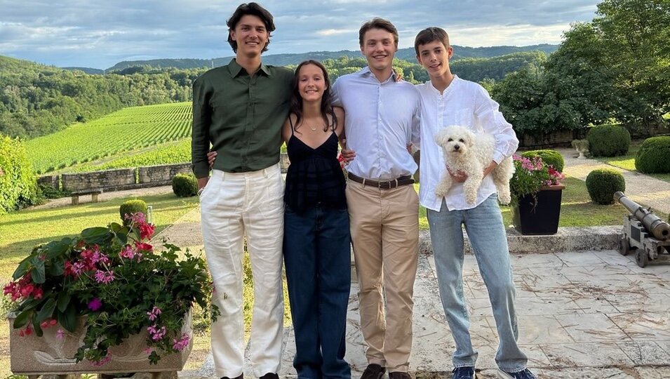 Nikolai, Athena, Felix y Henrik de Dinamarca en el Château de Cayx en el 22 cumpleaños de Felix de Dinamarca