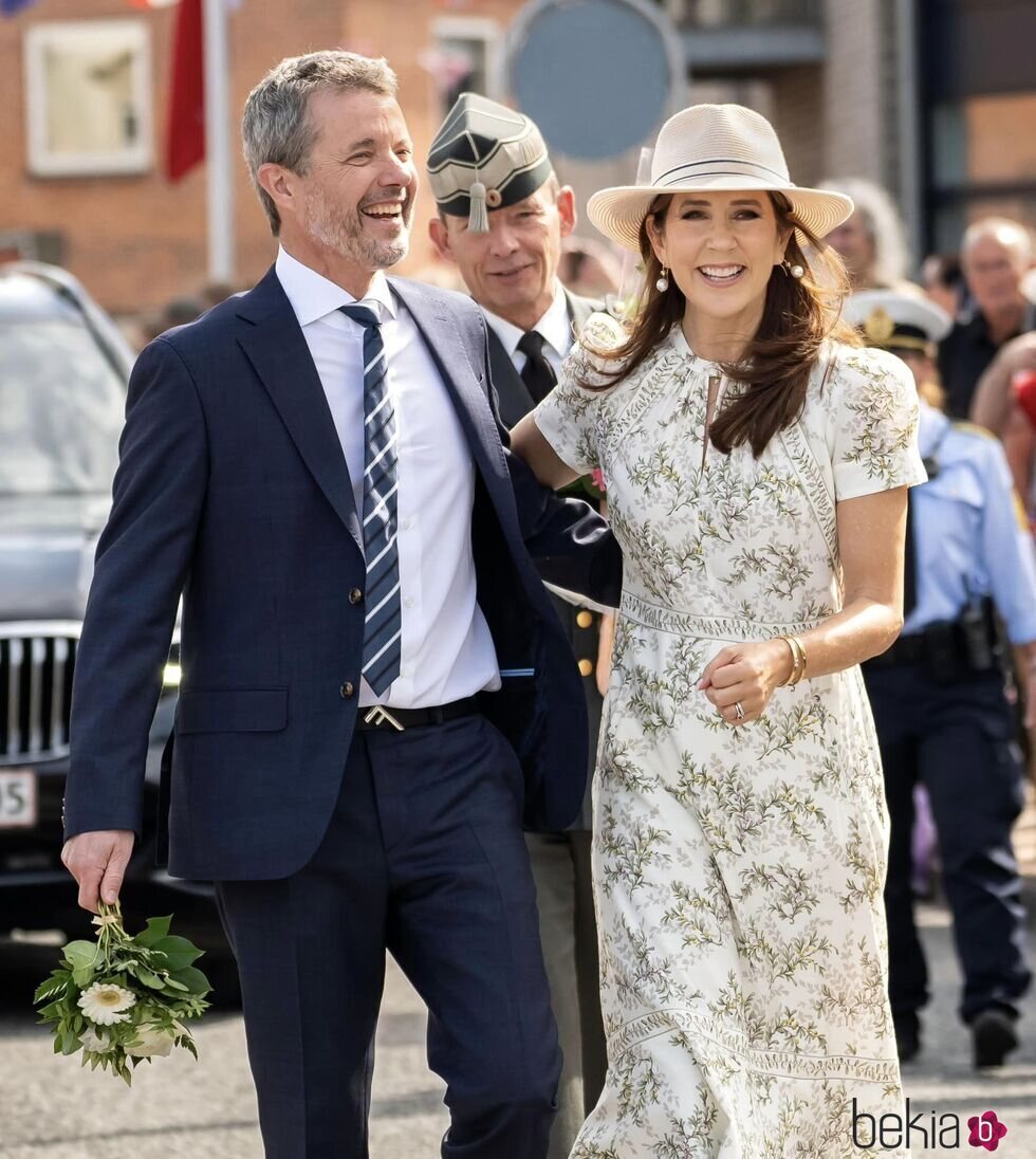 Federico y Mary de Dinamarca a su llegada a Graasten para sus primeras vacaciones como Reyes