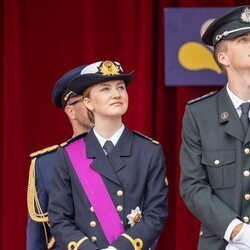 Elisabeth de Bélgica y Gabriel de Bélgica con uniforme militar en el Día Nacional de Bélgica 2024