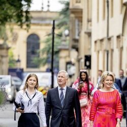 Elisabeth de Bélgica con sus padres de camino a su graduación en Oxford