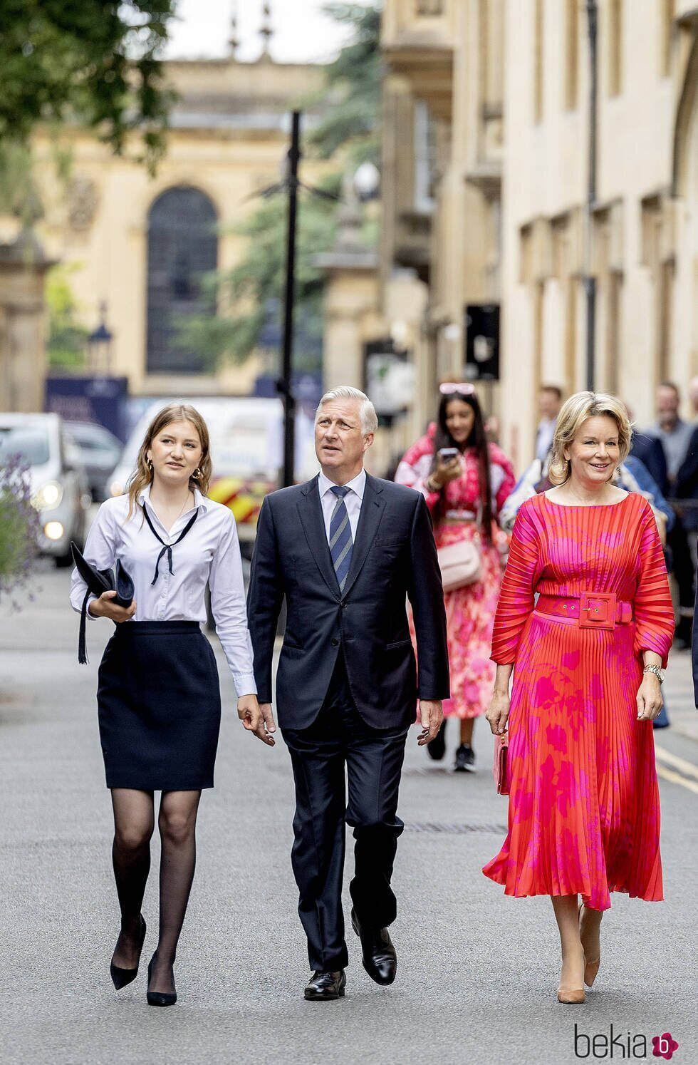 Elisabeth de Bélgica con sus padres de camino a su graduación en Oxford