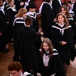 Elisabeth de Bélgica con sus compañeros en su graduación en Oxford