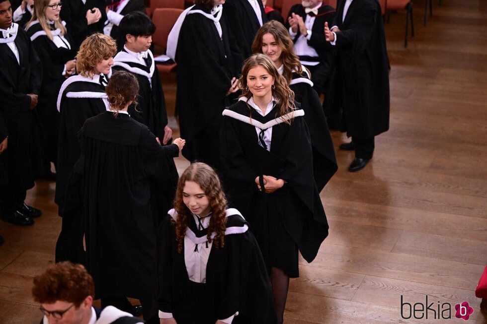 Elisabeth de Bélgica con sus compañeros en su graduación en Oxford