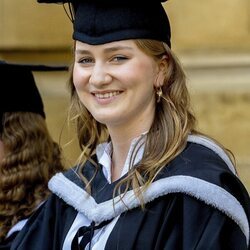 Elisabeth de Bélgica con su birrete en su graduación en Oxford