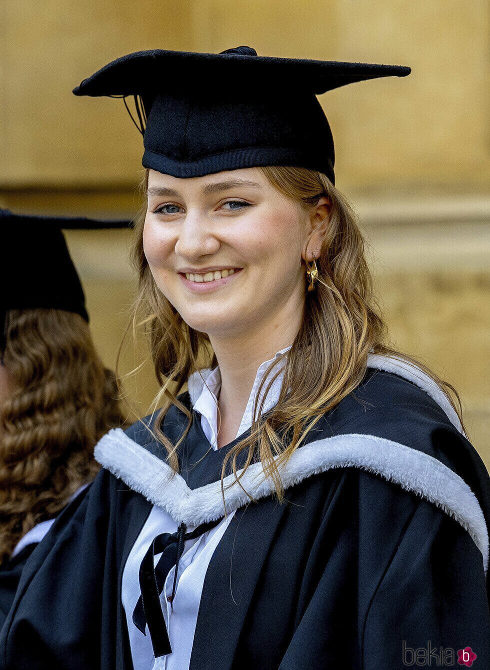 Elisabeth de Bélgica con su birrete en su graduación en Oxford