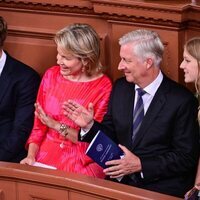 Felipe y Matilde de Bélgica y sus hijos Emmanuel y Eléonore de Bélgica en la graduación de Elisabeth de Bélgica