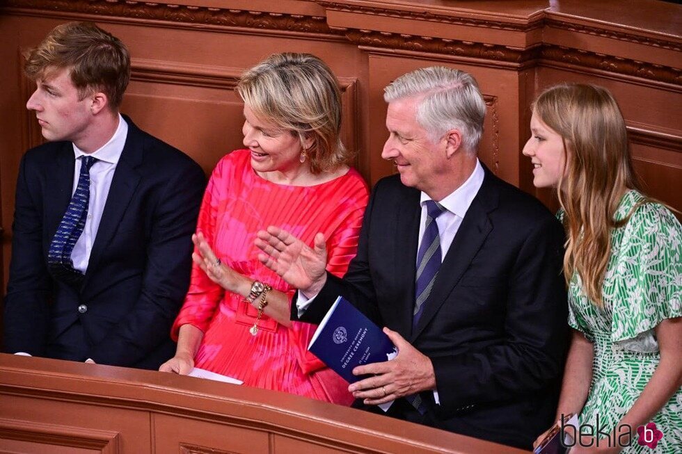 Felipe y Matilde de Bélgica y sus hijos Emmanuel y Eléonore de Bélgica en la graduación de Elisabeth de Bélgica