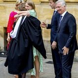 Elisabeth de Bélgica y Eléonore de Bélgica se abrazan en la graduación de Elisabeth de Bélgica