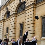 Elisabeth de Bélgica lanza su birrete al aire en su graduación en Oxford