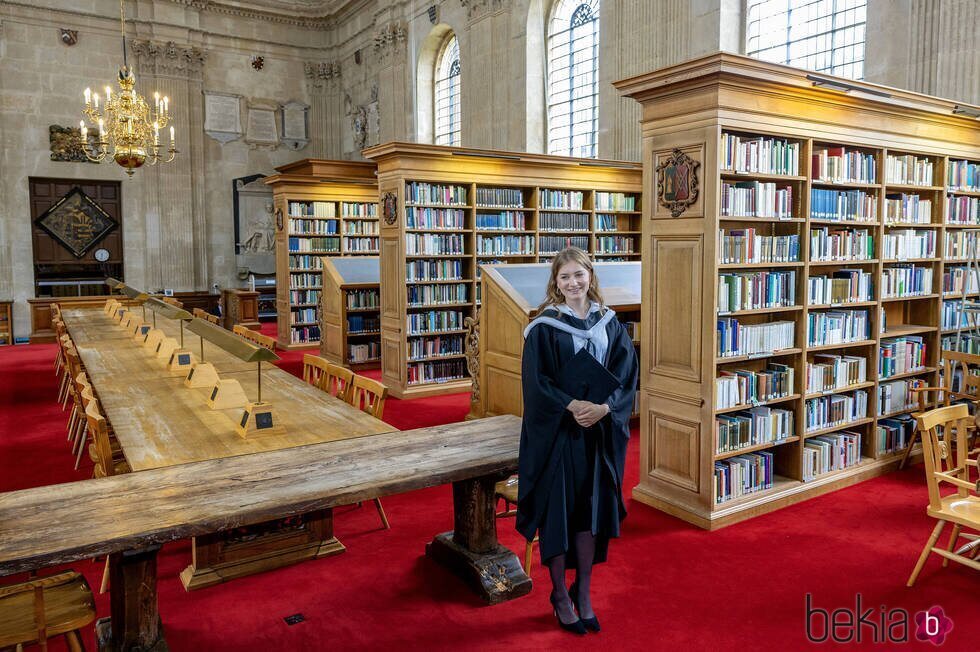 Elisabeth de Bélgica en la Biblioteca del Lincoln College de Oxford en su graduación