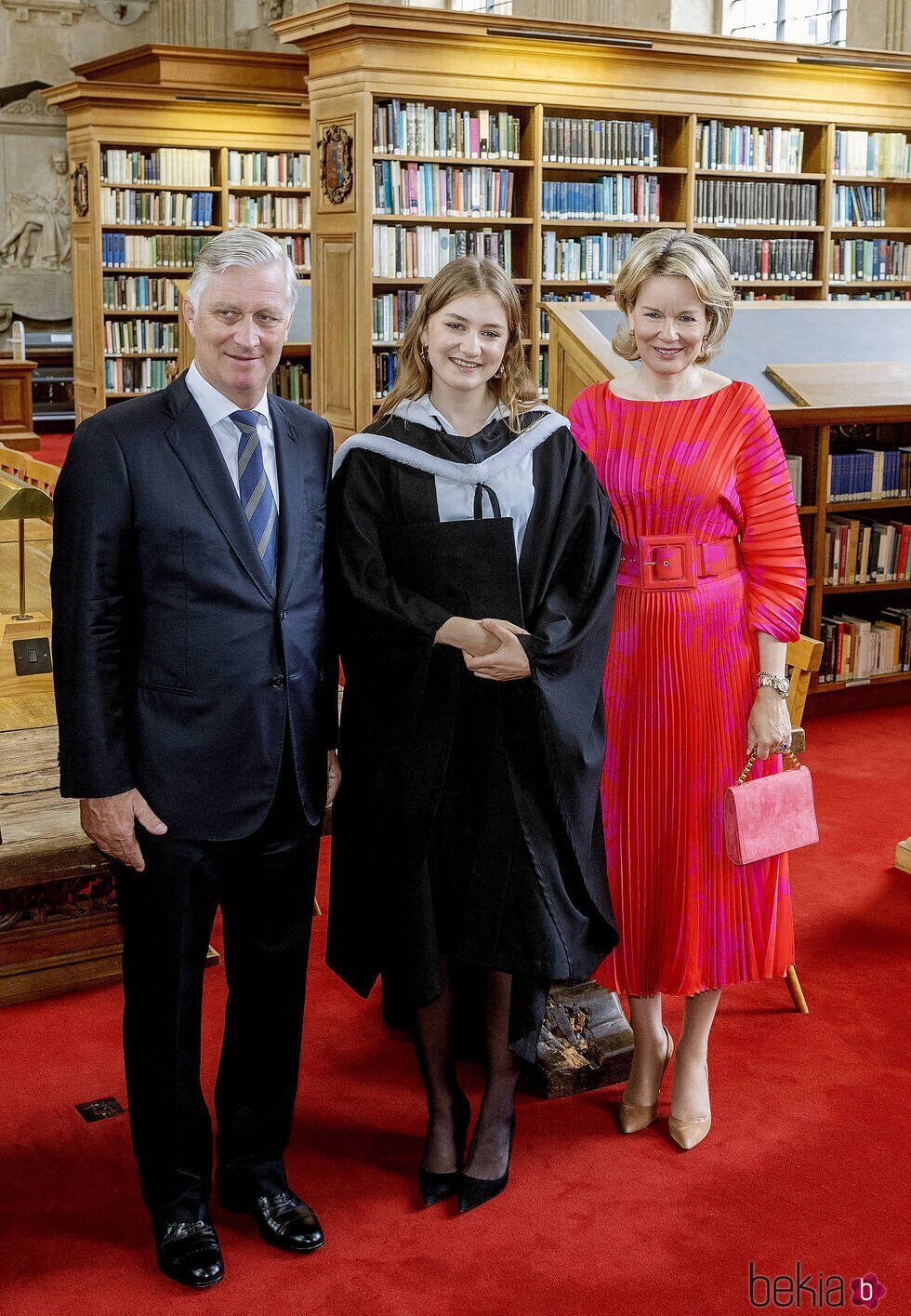 Felipe y Matilde de Bélgica y hija Elisabeth de Bélgica en la graduación de Elisabeth de Bélgica en Oxford