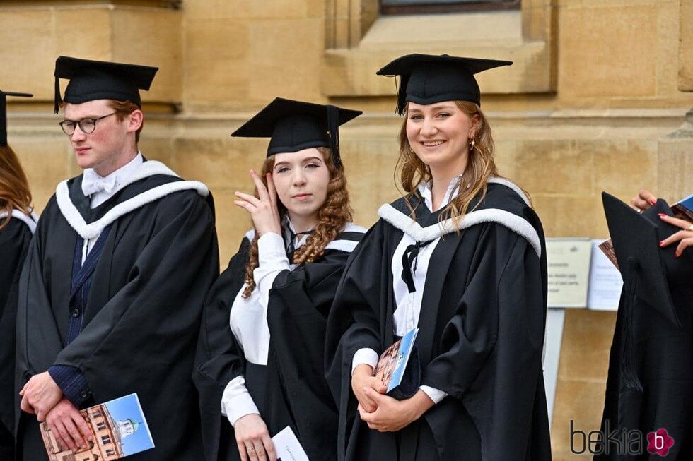 Elisabeth de Bélgica con la toga y el birrete en su graduación en Oxford