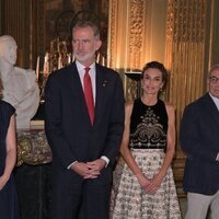 El Rey Felipe y la Reina Letizia en la recepción al Equipo Olímpico Español en la Embajada de España en París