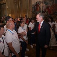 El Rey Felipe habla con miembros del Equipo Olímpico Español