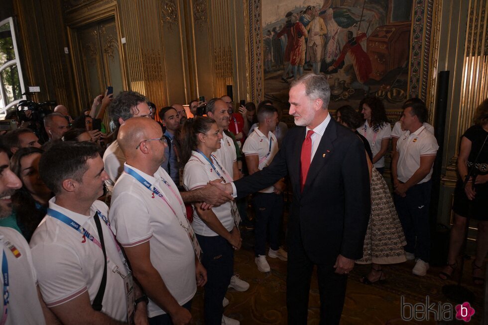 El Rey Felipe habla con miembros del Equipo Olímpico Español