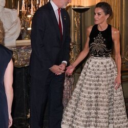 Los Reyes durante la recepción al Equipo Olímpico Español en la Embajada Española en París