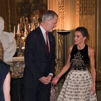 Los Reyes durante la recepción al Equipo Olímpico Español en la Embajada Española en París