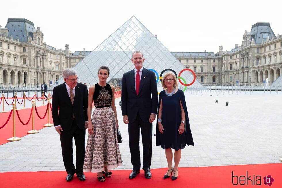 Los Reyes Felipe y Letizia en la cena de gala en el Louvre con motivo de los JJOO 2024