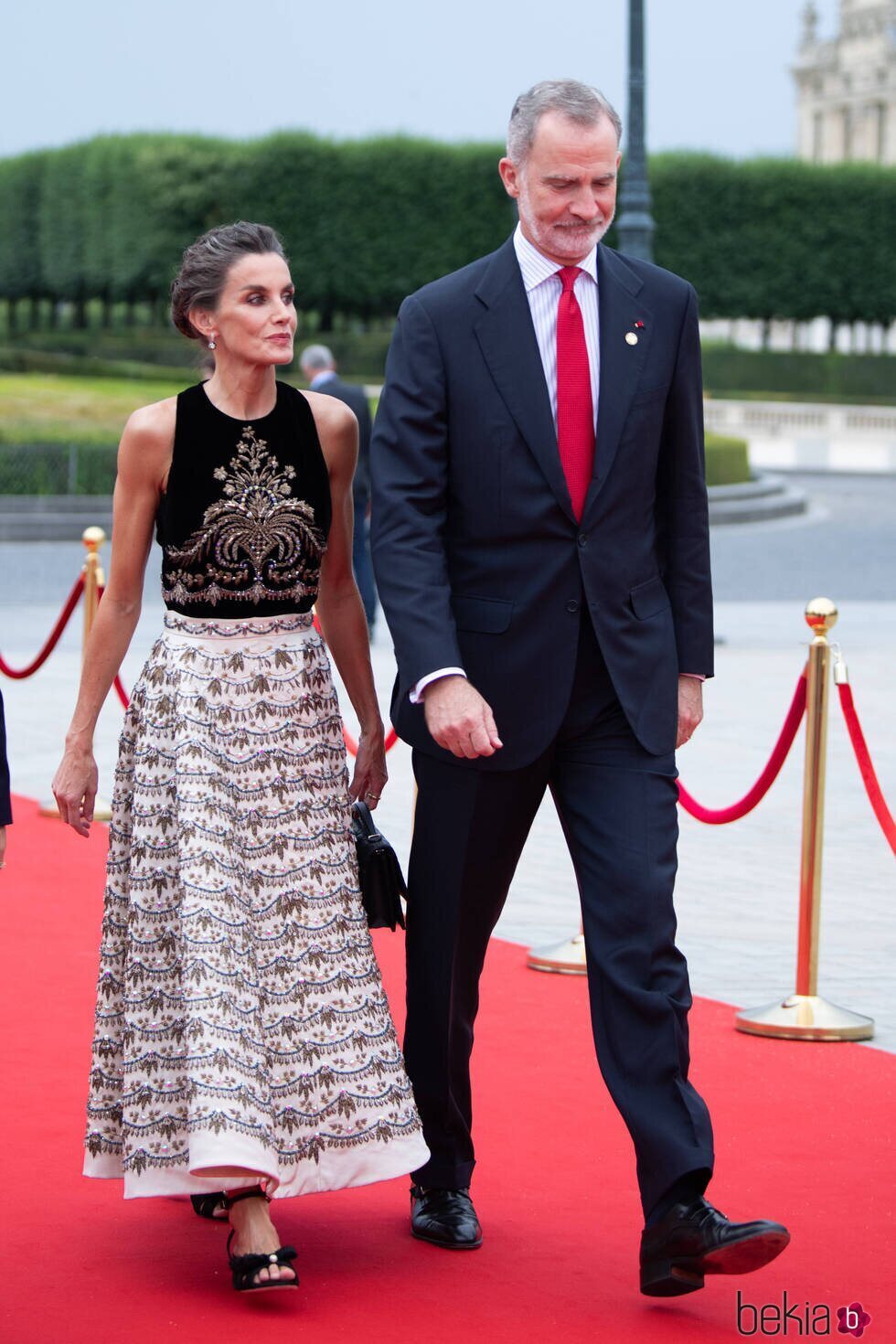 Los Reyes Felipe y Letizia a su llegada al Louvre para la cena de gala por los JJOO 2024