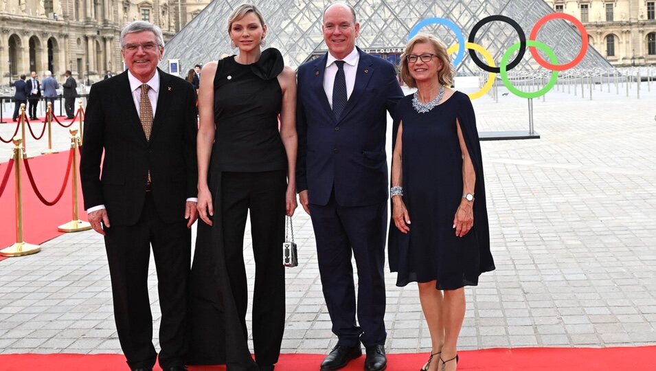 Alberto y Charlene de Mónaco en la cena de gala en el Louvre con motivo de los JJOO 2024