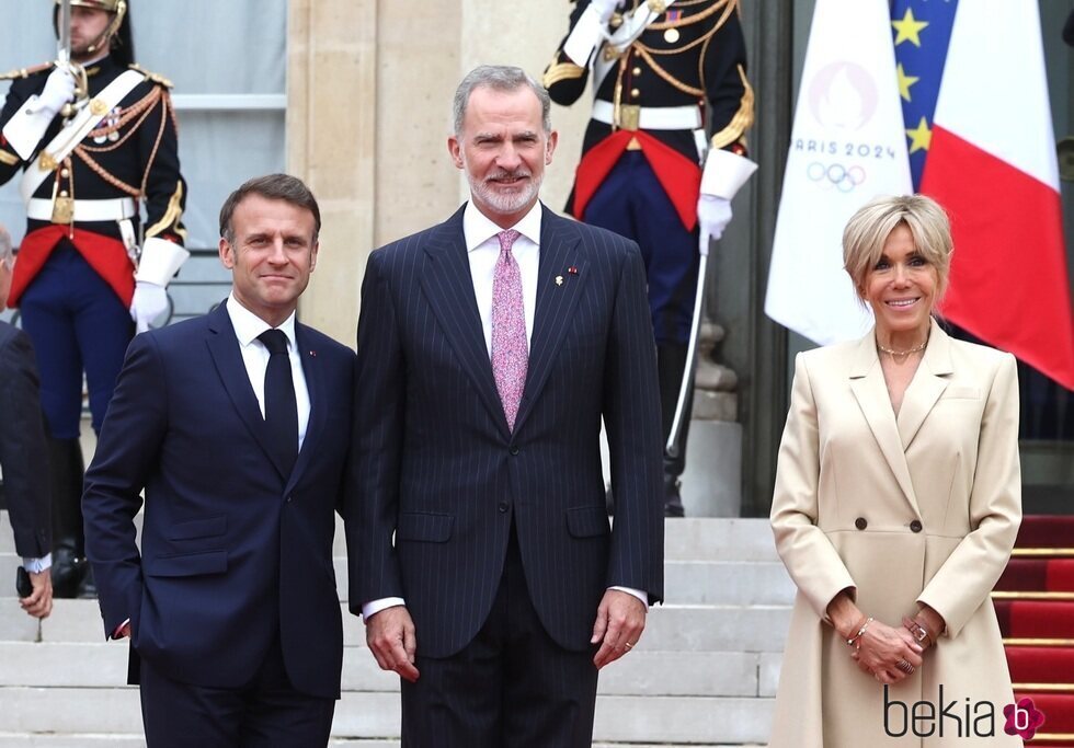 El Rey Felipe con Emmanuel y Brigitte Macron en la Ceremonia de Apertura de la Juegos Olímpicos 2024 de París