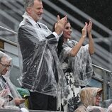 Los Reyes Felipe y Letizia con chubasquero en la Ceremonia de Inauguración de los JJOO 2024