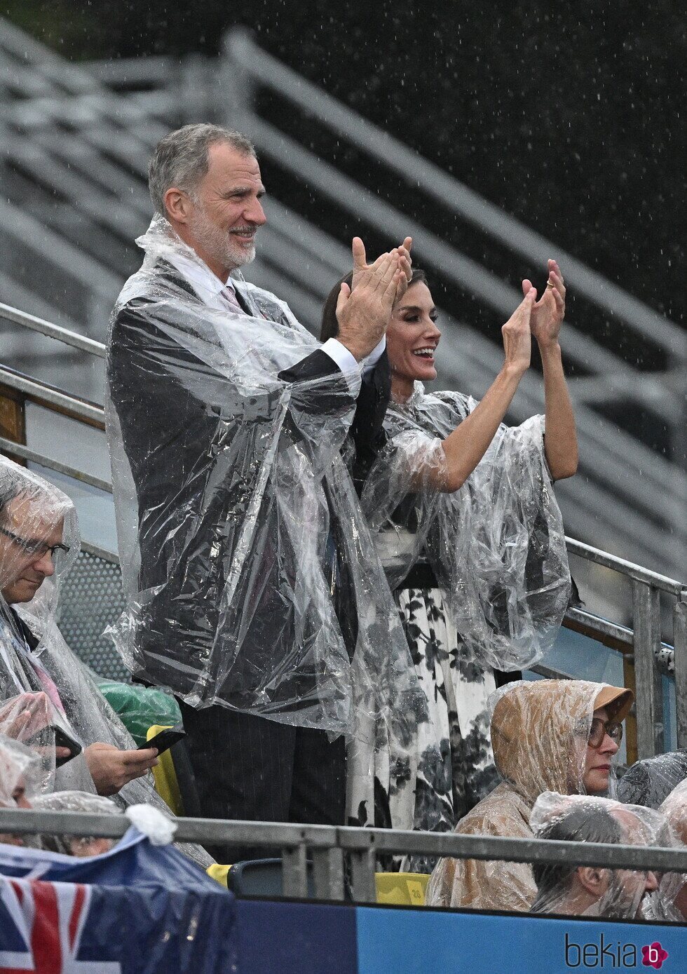 Los Reyes Felipe y Letizia con chubasquero en la Ceremonia de Inauguración de los JJOO 2024