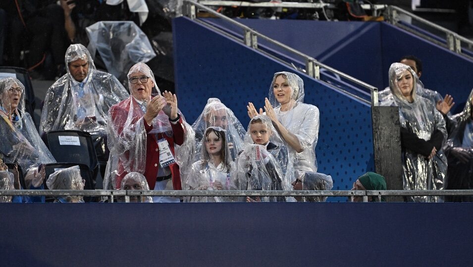 Alberto y Charlene de Mónaco con sus hijos en la Ceremonia de Inauguración de los JJOO 2024