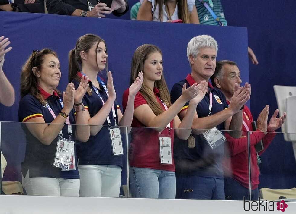 La Princesa Leonor y la Infanta Sofía aplaudiendo en un partido de waterpolo masculino en los Juegos Olímpicos de París 2024