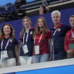 La Princesa Leonor y la Infanta Sofía en un partido de waterpolo masculino en los Juegos Olímpicos de París 2024